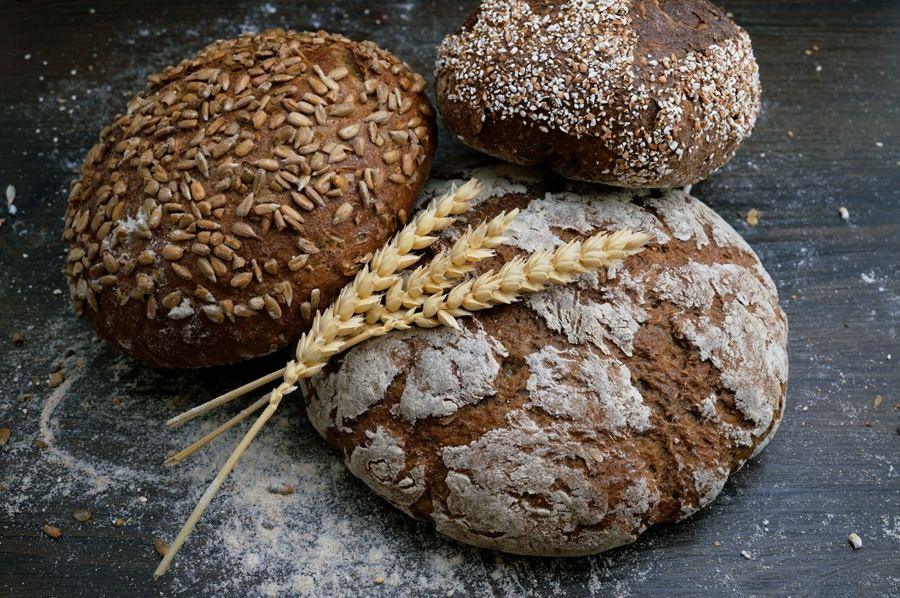 Loaves of fresh bread (stock photo)
